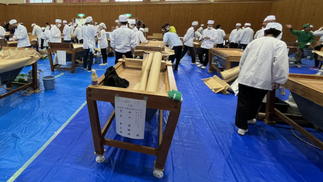 Hoiro, a paper layered table used for hand rolling.