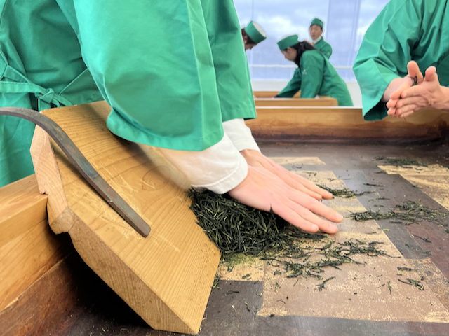 Itazuri, or shaping board attached to the hoiro table.