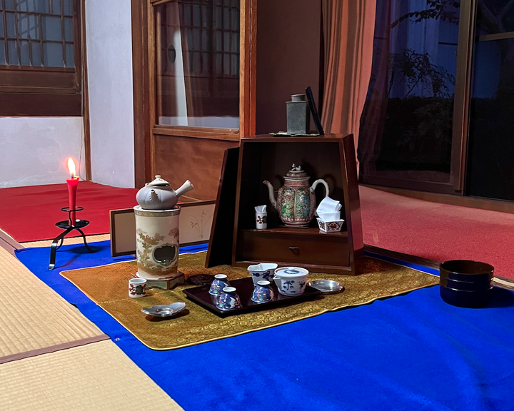 An arrangement of utensils used for sencha tea ceremony at a gathering of the Nijyouryu tradition